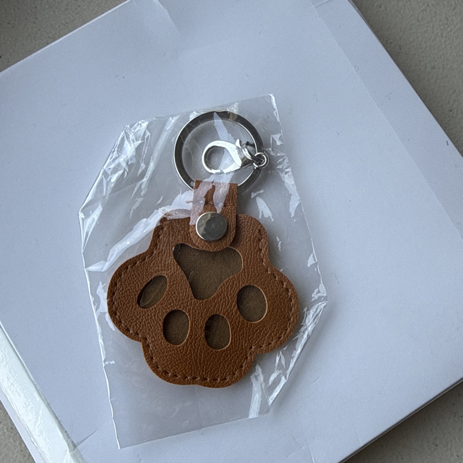 Pet Memorial Keychain, Cute Leather Paw Keyring for Bag, Cat & Dog Hair Keepsake