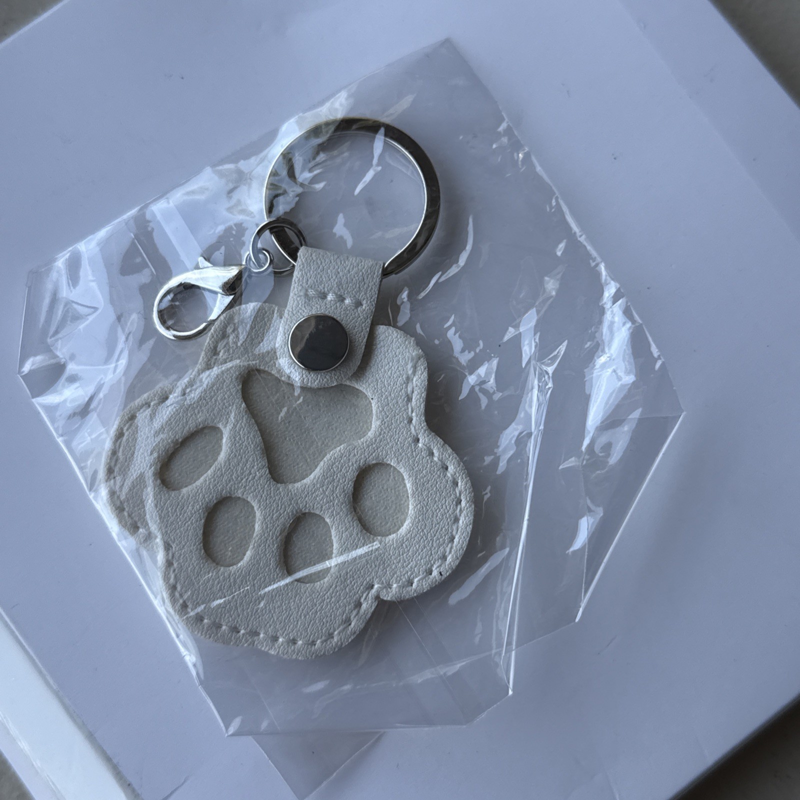 Pet Memorial Keychain, Cute Leather Paw Keyring for Bag, Cat & Dog Hair Keepsake