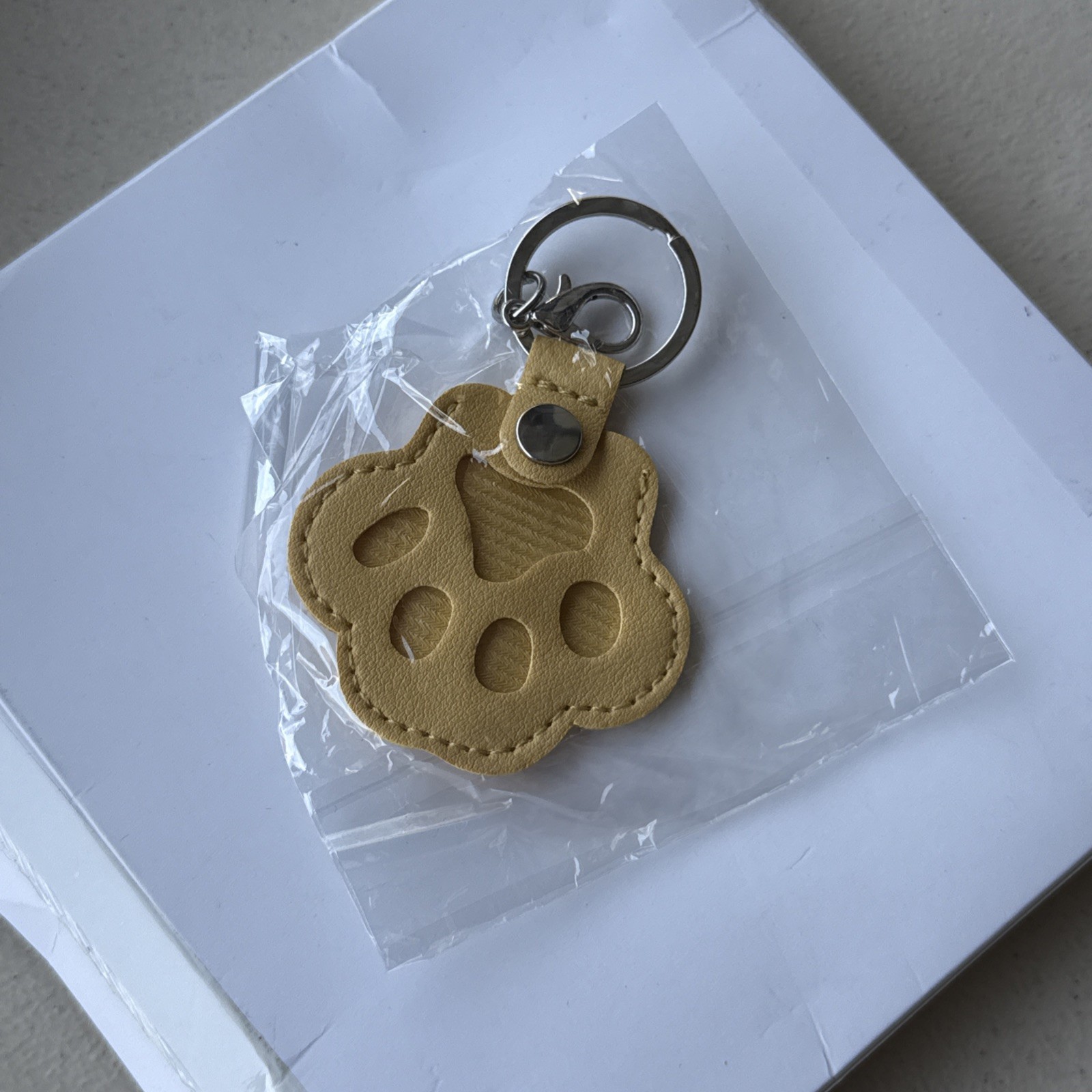 Pet Memorial Keychain, Cute Leather Paw Keyring for Bag, Cat & Dog Hair Keepsake