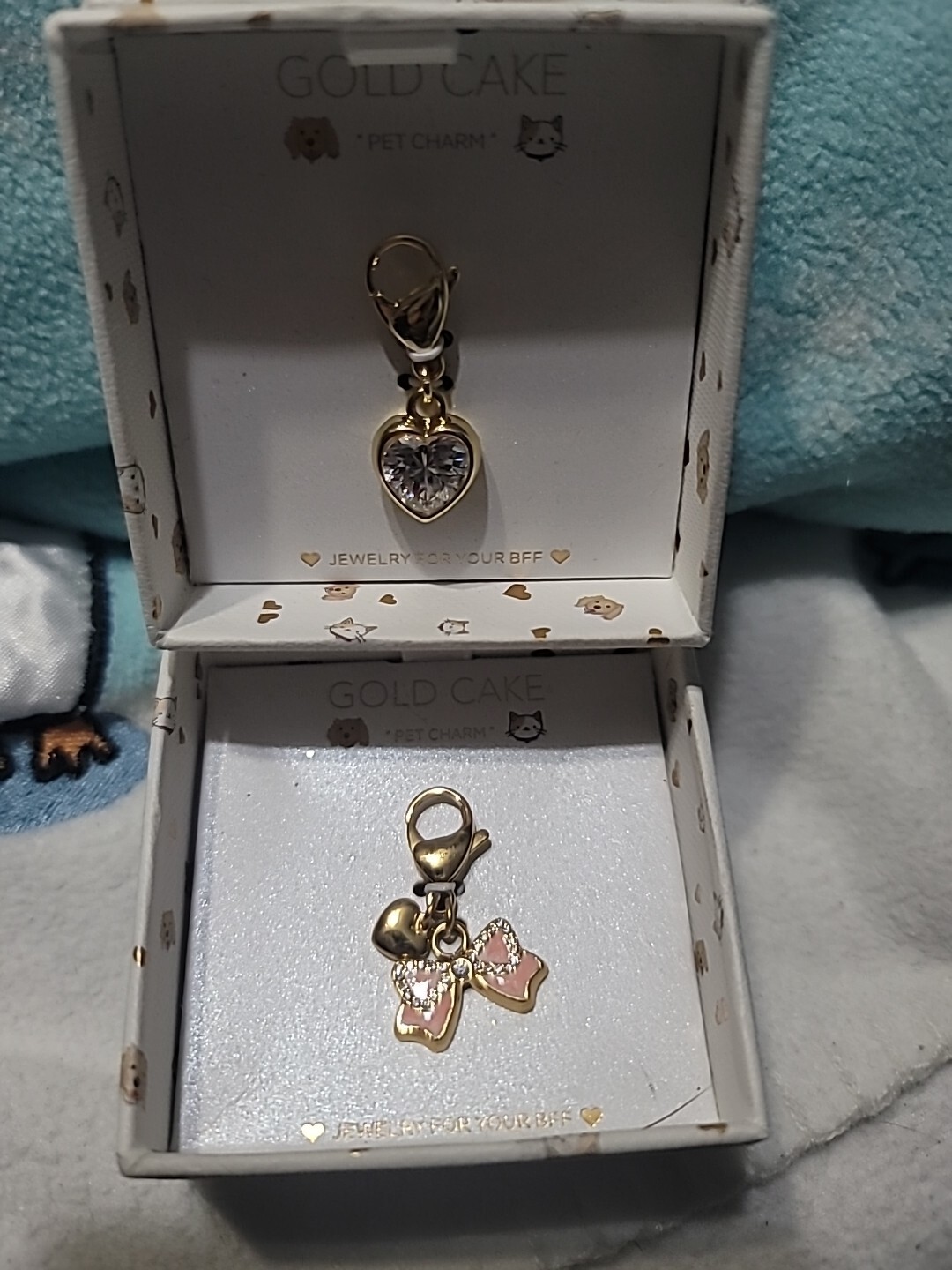 New Gold Cake Pet Charm Set Of 2 – Gold Tone – Clear Heart, Pink Ribbon W/heart