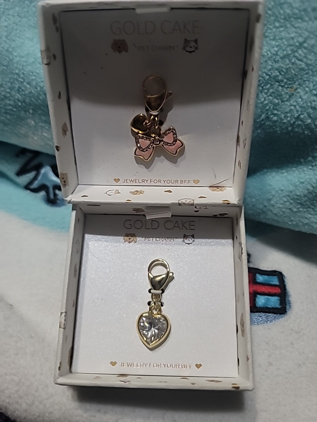 New Gold Cake Pet Charm Set Of 2 – Gold Tone – Clear Heart, Pink Ribbon W/heart