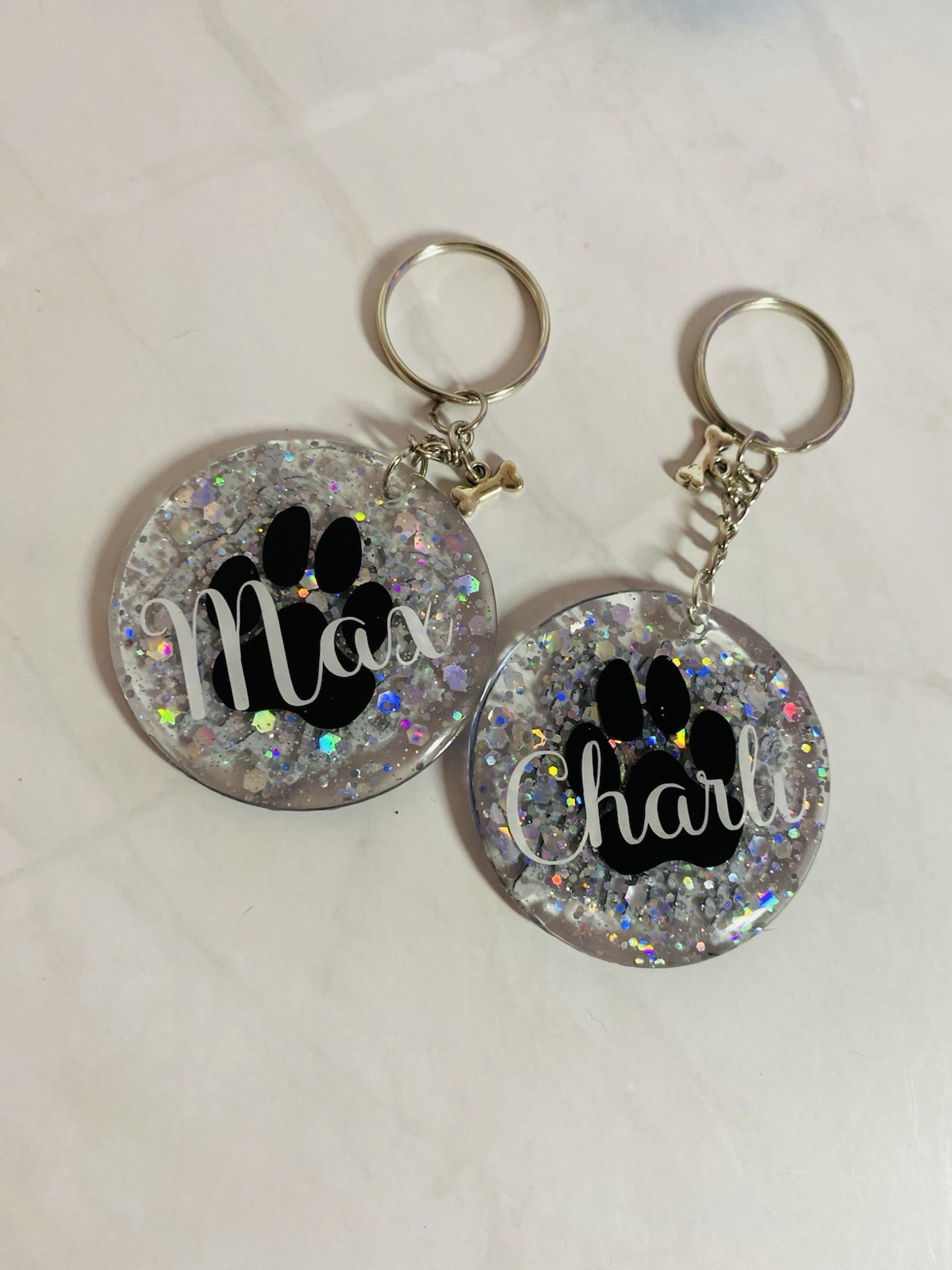 Personalized Pet Name Paw Print Resin Keychain – Custom Glitter Dog Cat Charm